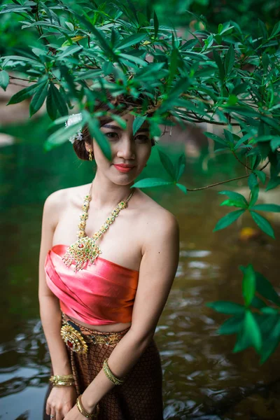 Femme asiatique avec dressing thaïlandais — Photo