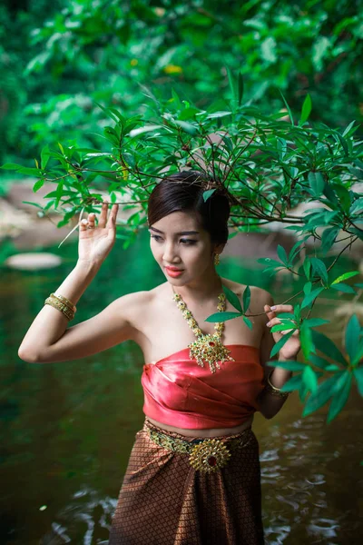 Mujer asiática con vestimenta tailandesa — Foto de Stock