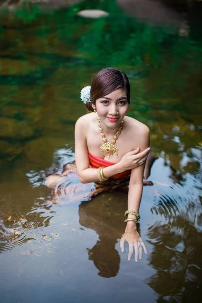 Mulher asiática com molho tailandês — Fotografia de Stock