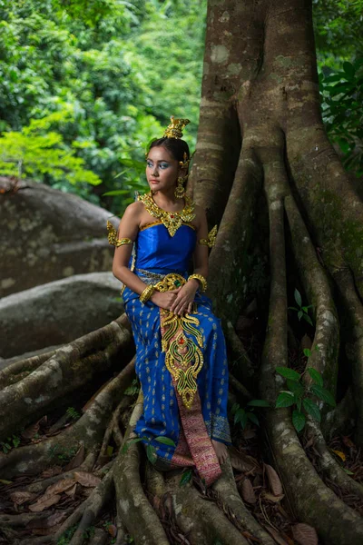 Ασιατικές γυναίκα φοράει παραδοσιακή ταϊλανδέζικη κοστουμιών φόρεμα — Φωτογραφία Αρχείου