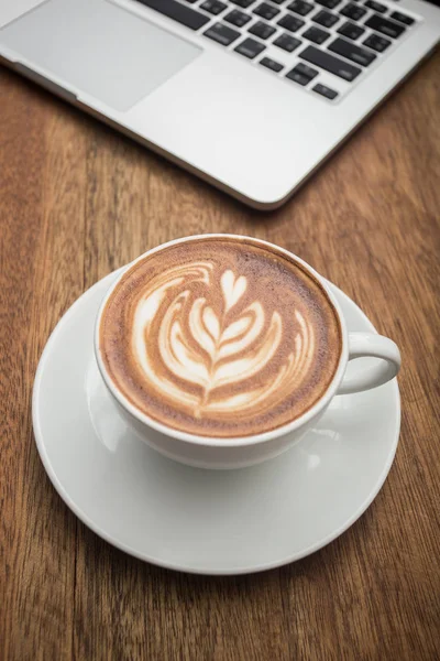 Koffie en laptop op het hout — Stockfoto