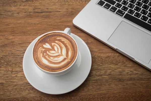 Koffie en laptop op het hout — Stockfoto