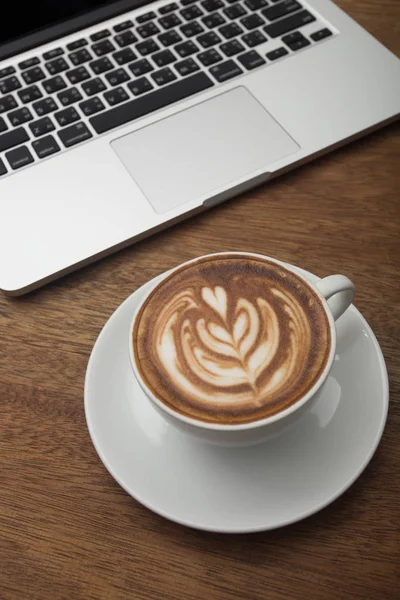 Koffie en laptop op het hout — Stockfoto