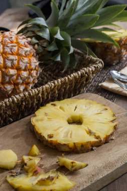 ananas ftuit ve tablo dilimleri.