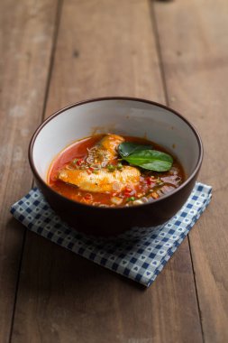 Domates soslu baharatlı mackerels salata