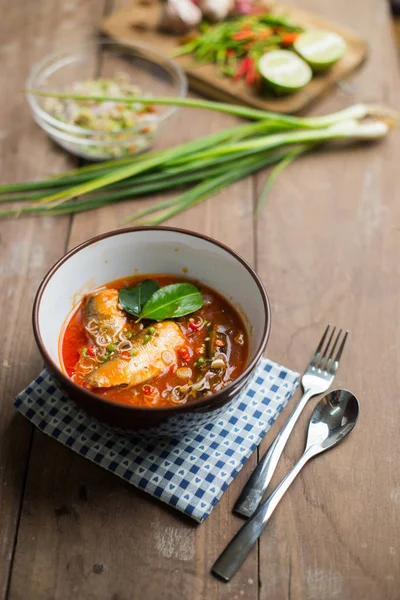 Domates soslu baharatlı mackerels salata