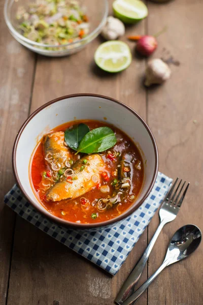 Würziger Makrelen-Salat in Tomatensauce — Stockfoto