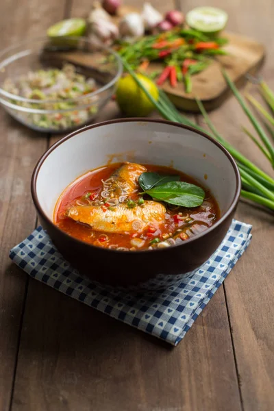 Domates soslu baharatlı mackerels salata