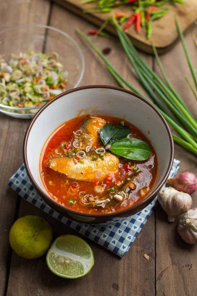 Domates soslu baharatlı mackerels salata