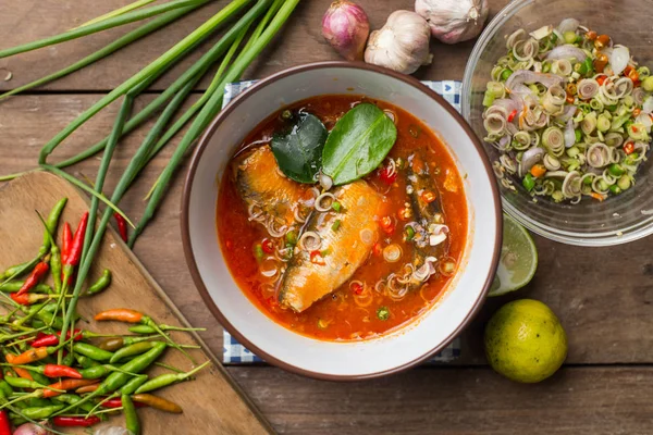 Domates soslu baharatlı mackerels salata