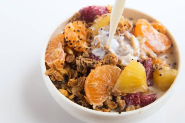 Granola beyaz zemin üzerine ftuits salatası ile.