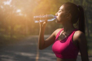 Jogging, sabah sonra kadınlar içme suyu.