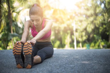 Genç kadın çalıştırmak sabah önce ısınma yapıyor.