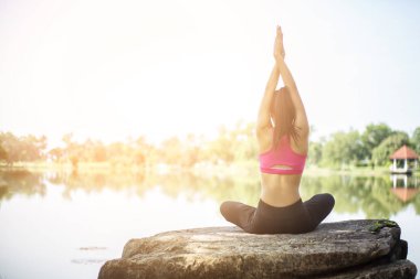 Yoga yapan genç kadın..