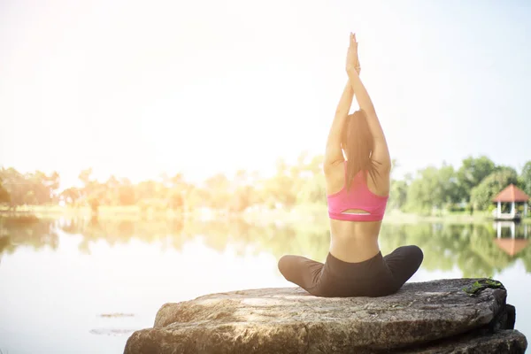 Giovane donna che fa yoga. — Foto Stock