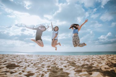 mutlu kadın sahilde atlama. 