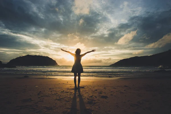 Liberdade e felicidade mulher na praia — Fotografia de Stock