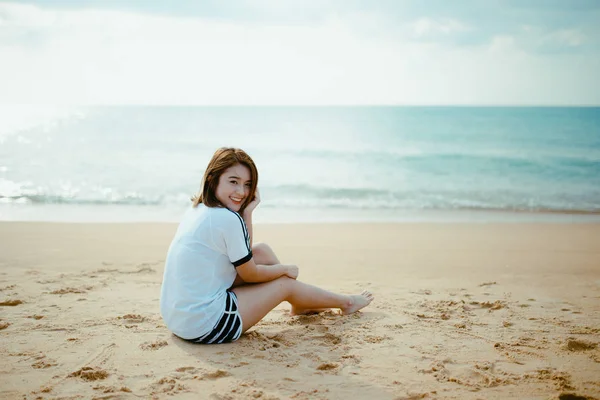 Bueatiful girl sit on the beach. — Stock Photo, Image