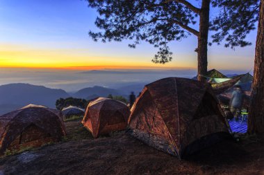 Gündoğumu peyzaj turizm çadırı.