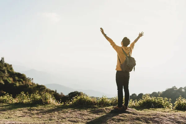 Sintiendo libertad hombre en la cima de la montaña . —  Fotos de Stock