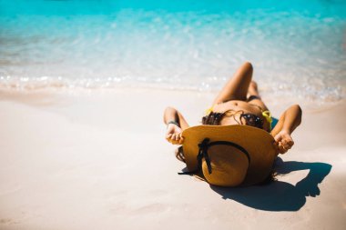 Bikini kız şapka ve yalan Ra-Cha plajda tutmuyor