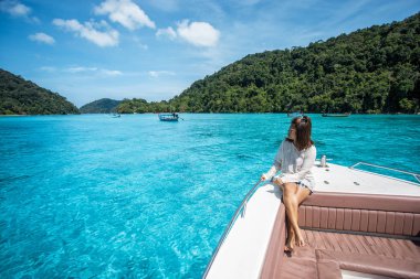 güzel kız sit baş sürat teknesi ve güzel s görmek