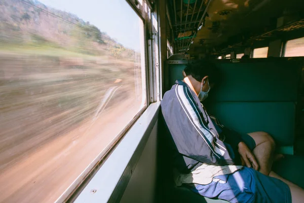 Człowiek tylko do spania na siedzeniu w pociągu. — Zdjęcie stockowe