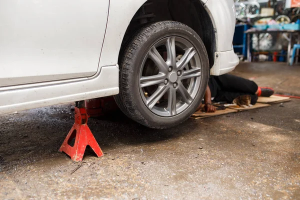 Ein Auto aufbocken, um das Rad zu wechseln. — Stockfoto