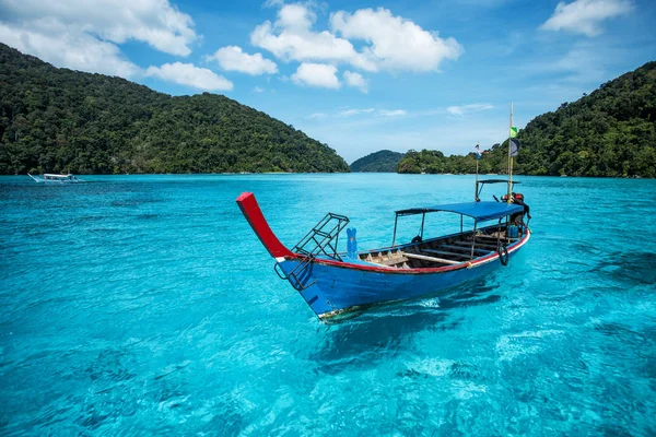 Turystyczna długi ogon łodzi nad morzem na wyspie Surin, Tajlandia — Zdjęcie stockowe