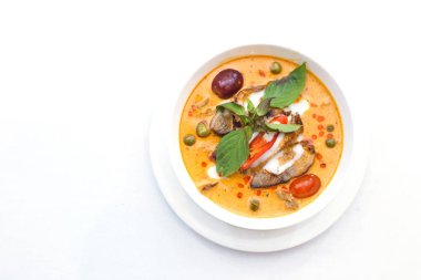 Beyaz zemin üzerine kavrulmuş Duck kırmızı köri.