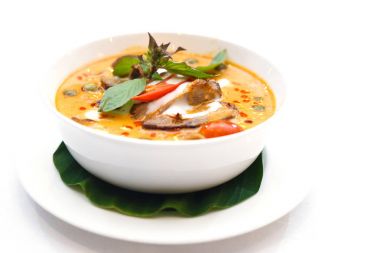 Beyaz zemin üzerine kavrulmuş Duck kırmızı köri.