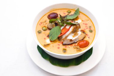 Beyaz zemin üzerine kavrulmuş Duck kırmızı köri.