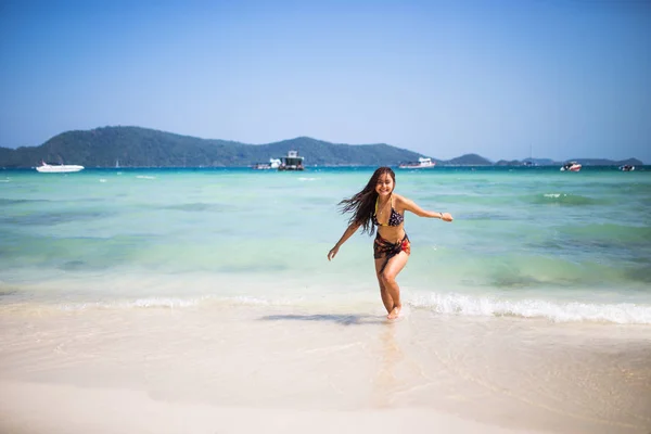 Girl enjoying and runing on the beach. — Stock Photo, Image