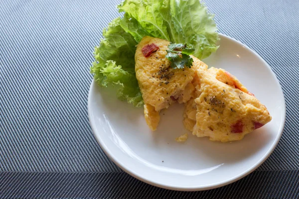 Omelett mit Tomate und Zwiebel auf dem Tisch. — Stockfoto