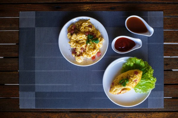 Oeufs brouillés et omelette sur la table . — Photo