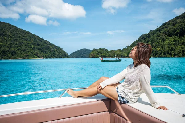Beautiful girl on the head speed boat and looking beautiful sea — Stock Photo, Image