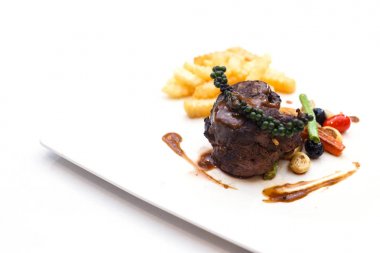 ızgara dana biftek baharat ve kara biber sosu ile 