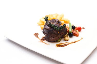 ızgara dana biftek baharat ve kara biber sosu ile 