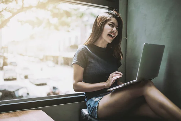 Mulheres felizes trabalhando no café café . — Fotografia de Stock