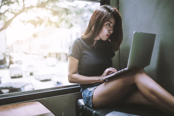 Una mujer mirando el cuaderno en el café . —  Fotos de Stock