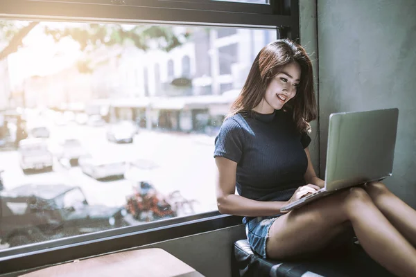 Una mujer mirando el cuaderno en el café . —  Fotos de Stock