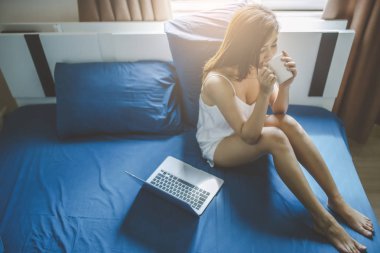 yatakta kadın içme suyu