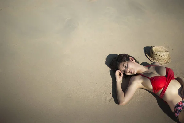 Sexy girl lie about on the beach. — Stock Photo, Image