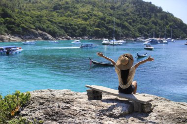 Görünüm üstüne oturan özgürlük hatunu gelin.