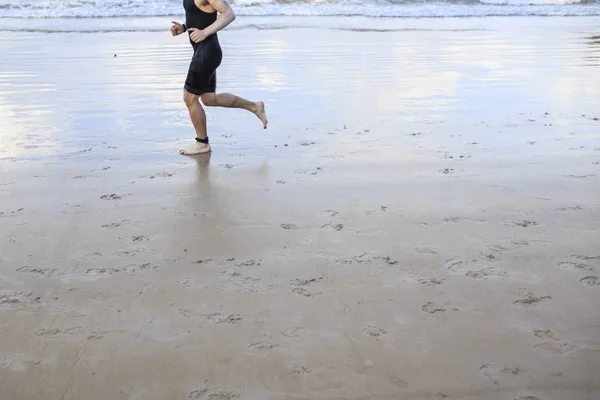 Runner se está ejecutando en la playa en el torneo de Triatlón . — Foto de Stock