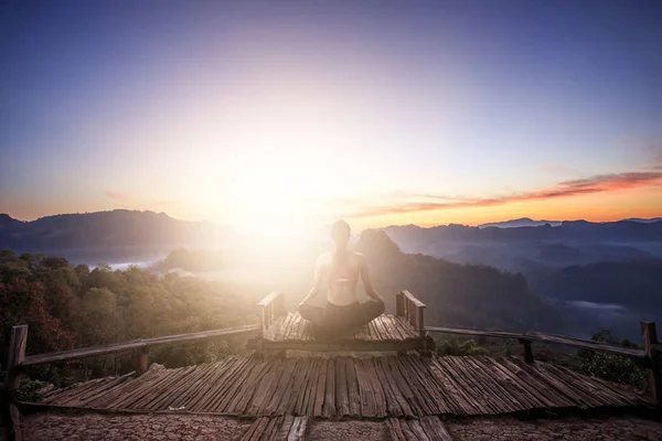 Donna che fa yoga sul punto di vista — Foto Stock