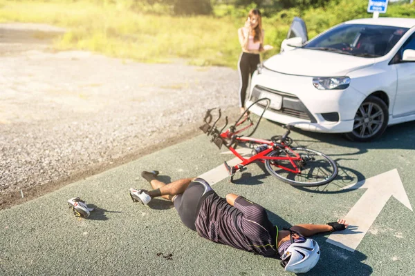 Asia rowerzysta ranny na ulicy rower — Zdjęcie stockowe