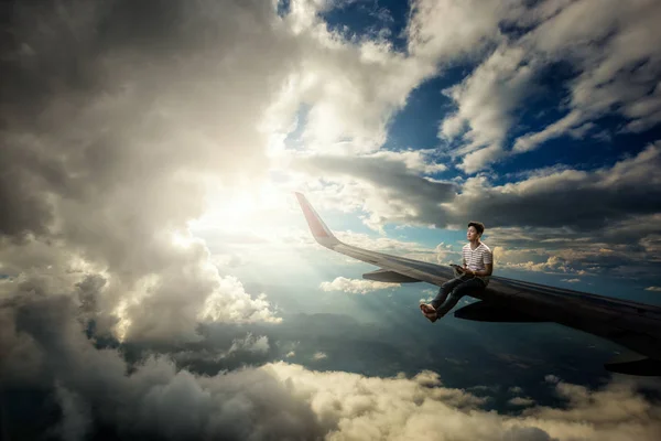 Человек, сидящий на крыле самолета . — стоковое фото