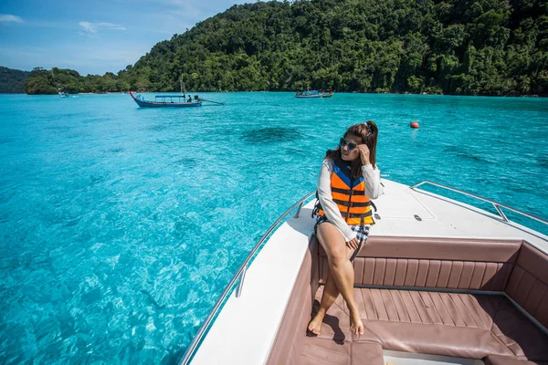 Beautiful girl on the head speed boat and looking beautiful sea — Stock Photo, Image