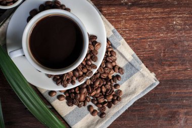 kahve fincanı ve ahşap fasulye.